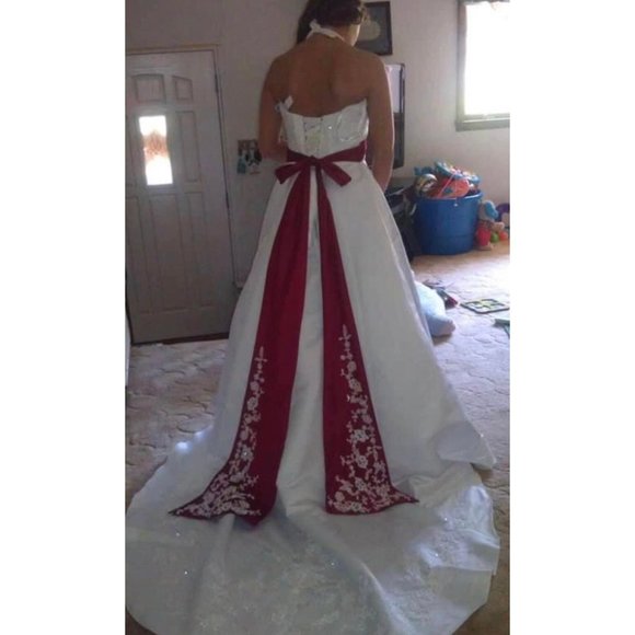 Wedding gown - Picture 1 of 3